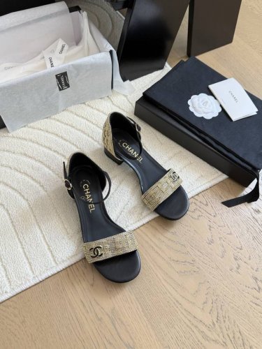 chanel Vintage中古系列凉鞋 简约而不简单的款，上脚特别显脚细。 鞋面定制五金，内里垫脚羊皮，真皮大底。 Size:35-39 其它码数定做