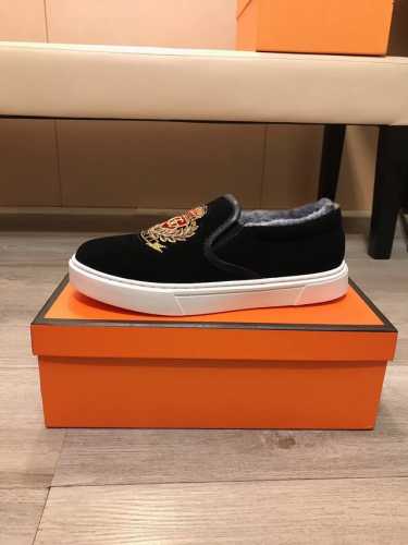 出厂价 GUCCI 古奇 新款男鞋高端品牌，最新時尚休闲男鞋，潮流百搭之款，轻松运动风，鞋面意大利进口头层磨砂皮，绒里 ，加超精细做工。原版个性时尚橡胶耐磨大底