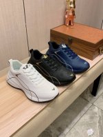 包皮大底新款: 厂价 阿玛尼Armani* 最新爆款休闲鞋，顶端品牌奢侈～代购，顶级～质量。鞋面選用进口透气牛皮搭配织布材质透气羊皮垫脚 精细做工。原版个性时尚
