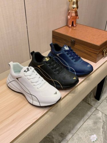 包皮大底新款: 厂价 阿玛尼Armani* 最新爆款休闲鞋，顶端品牌奢侈～代购，顶级～质量。鞋面選用进口透气牛皮搭配织布材质透气羊皮垫脚 精细做工。原版个性时尚