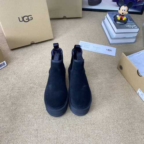 UGG女神必备-厚底松紧鞋上线啦 UGG秋冬新款四叶草厚底鞋上市 颜色：咖啡色，四叶草绿， 经典栗色 黑色 鞋底厚5.5厘米 显高挑更易搭配 翻毛皮的材质 更贴