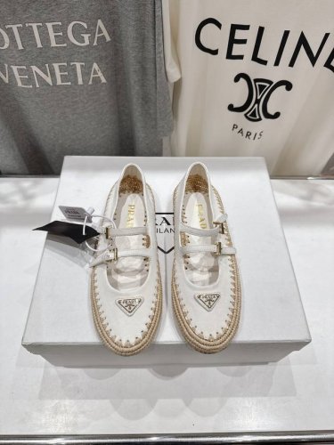 高版本出厂 Prada* 普拉达25Ss春夏新品编织底乐福鞋休闲鞋单鞋 原版购入1:1开发，细节完美，上脚舒适可任意配搭春夏的美丽服饰，精耐致看 采用原版进口环