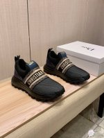新款: 厂价 迪奥Dior* 最新爆款休闲鞋，顶端品牌奢侈～代购，顶级～质量。鞋面選用进口透气牛皮搭配布料材质透气羊皮垫脚 精细做工。原版个性时尚柔软橡膠耐磨防