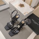 SAINT LAURENT ” SYL圣罗兰 顶级版本25SS众明星网红追捧的圆柱体细高跟，玻璃宝石一字带环踝凉鞋。SYL 2025官方VIP 贵宾版金花磁铁盒