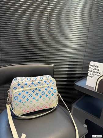 Lv 中古邮差相机包 舒适与精致并存 简洁大方 却又不失小心机 轻松朾造优雅通勤穿搭 尺寸：27 20 货号45582 - 点击图像关闭