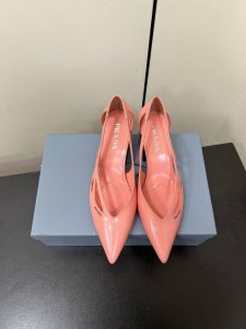 Prada 25ss 早春新款绝美尖头跟鞋 时尚界久违的极简之美经典时尚配色 毫不费力的优雅风来袭 时髦 精致 绝美 包头尖头 开边珠外穿时尚气质简约新款日常拖