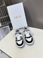 Dior迪奥春夏走秀款镂空运动鞋 太古汇Rmb1 购入开发 完美复刻 25Ss出镜率非常高的一款单品 一眼就爱上的小白鞋，经典百搭四季皆宜，可与各式服装搭配 上