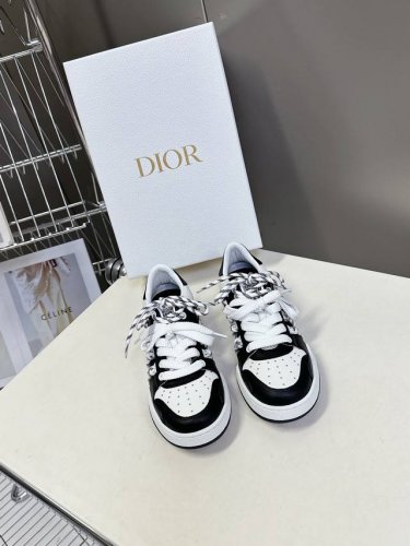 Dior迪奥春夏走秀款镂空运动鞋 太古汇Rmb1 购入开发 完美复刻 25Ss出镜率非常高的一款单品 一眼就爱上的小白鞋，经典百搭四季皆宜，可与各式服装搭配 上