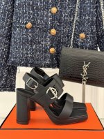 厂价 HermèS 爱马仕经典防水台一字带 粗跟高跟凉鞋 极约复古的设计 浓厚的异域风情 时髦感十足、随便上脚都很有腔调 简简单单的款式随便搭配一下高级感就很棒