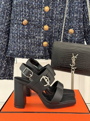 厂价 HermèS 爱马仕经典防水台一字带 粗跟高跟凉鞋 极约复古的设计 浓厚的异域风情 时髦感十足、随便上脚都很有腔调 简简单单的款式随便搭配一下高级感就很棒