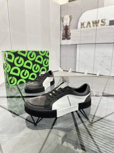 售 价: 商品商标：Dg 杜嘉班纳* 低帮休闲鞋 正码码数: 38-45 可订做46. 商品材料：鞋面进口牛皮拼图拼接磨砂皮，羊皮内里，原版大底。