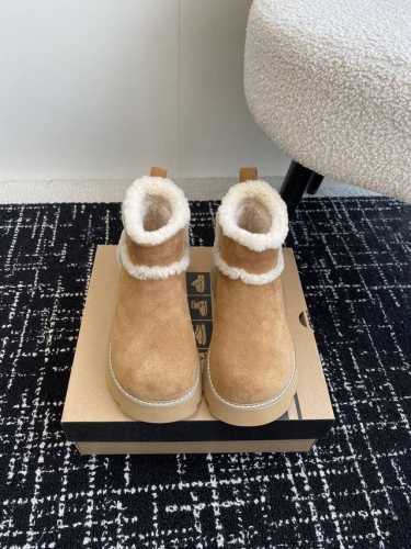 代购级 UGG.皮毛一体雪地靴 看多了经典款 需要一些点缀 今年特别爱毛线编织 成为寒冬流行穿搭的主流趋势 漫长的冬日还有什么比舒适度保暖更渴求呢 Size：#