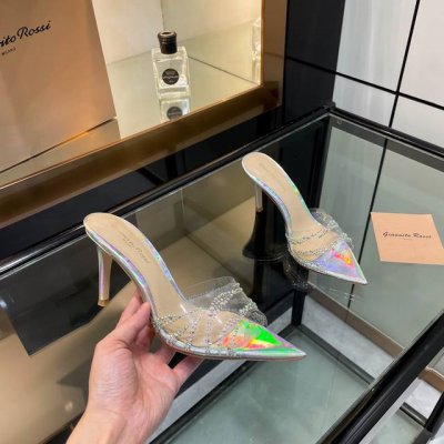 gianvito rossi 2025新款拖鞋原版开发顶级版本代购品质这双尖头高跟漆皮胶片烫施华洛奇钻拖鞋，简直是奢华与时尚的完美结晶！尖头设计优雅至极，尽显女