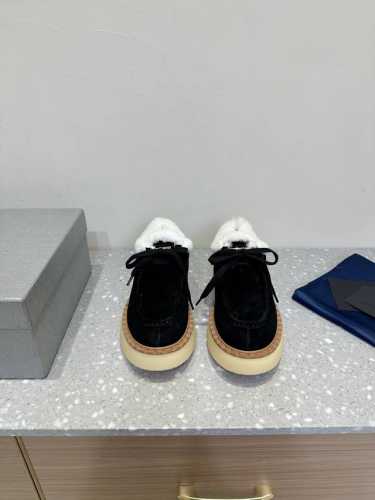 PRADA 普拉达 24ss秋冬新款 厚底休闲 羊毛 乐福鞋 这款运动鞋延续经久不衰的轮廓，是新款经典单品 采用麂皮 精心制作， 提升格调 款式轻盈，搭配三角扣