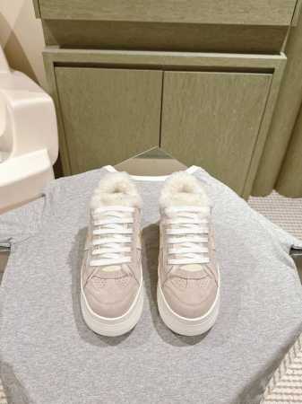 皮里 毛里 Dior迪奥新款松糕鞋厚底休闲鞋 这款Dior Star运动鞋延续经久不衰的轮廓，采用牛皮革精心制作，所以上脚会特别的舒服哦 饰以同色调绒面革镶片金 - 点击图像关闭