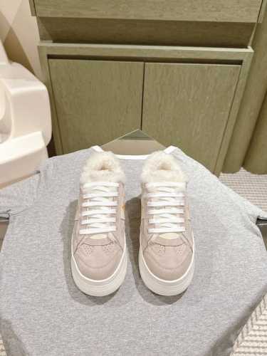 皮里 毛里 Dior迪奥新款松糕鞋厚底休闲鞋 这款Dior Star运动鞋延续经久不衰的轮廓，采用牛皮革精心制作，所以上脚会特别的舒服哦 饰以同色调绒面革镶片金
