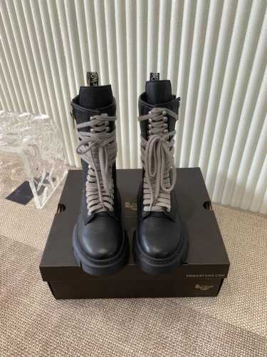 Rickowens 欧文斯x Dr.Martens 联名款 绑带厚底增高马丁靴 全黑look暗黑系是真的又帅又高级 这双 Rick Owens 的马丁靴真的超级