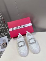 Rogervivier罗杰维维亚 RV 新款Viv Golf钻扣厚底小白鞋 面包鞋 梦中情鞋RV钻扣小白鞋！轻运动风潮来袭，简便运动鞋以鞋底花型图案令人眼前一亮