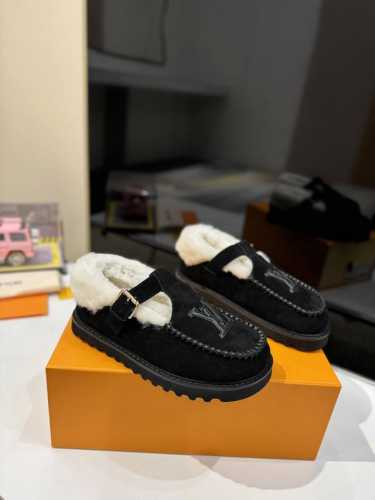 路易威登lv louis vuott on fw24 new arrival～秋冬最新款毛毛拖鞋 这双毛拖也是好好看！皮质的就是非常高级呀！！搭配秋冬的牛仔短