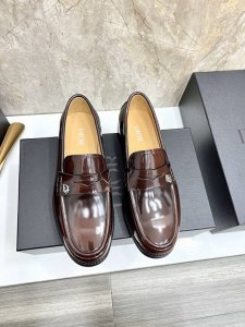 dior 迪奥 男士精品乐福鞋，这款 Dior Granville 乐福鞋是男装系列新品，彰显都市风范。采用棕色粒面牛皮革精心制作，搭配对比鲜明的缉面线，鞋面饰