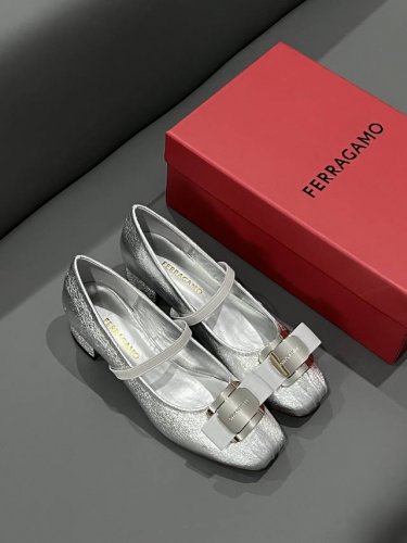 橙子出厂价p ferragamo 菲拉格慕 春夏新款 蝴蝶结芭蕾舞鞋 玛丽珍鞋 粗跟单鞋 优雅永不过时 减龄又有点俏皮的方头 相信每个女孩都会为之心动 正品全身