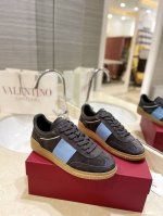 出厂男女同 Valentino专柜同步新款德训鞋低帮休闲运动鞋 专业高端，完美复刻，品质一流！ 全部采用原版1:1材料制作，独家开模！ 面料高丝光牛猄 Tpu材