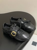 带扣 Miu Miu 25Ss 缪缪春夏新款走秀款 玛丽珍款德训鞋 休闲运动鞋 以经典复古鞋型为蓝本 质感皮革勾勒流畅线条 复古轮廓金属扣与鞋带设计巧妙融合 打