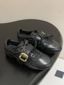 带扣 Miu Miu 25Ss 缪缪春夏新款走秀款 玛丽珍款德训鞋 休闲运动鞋 以经典复古鞋型为蓝本 质感皮革勾勒流畅线条 复古轮廓金属扣与鞋带设计巧妙融合 打