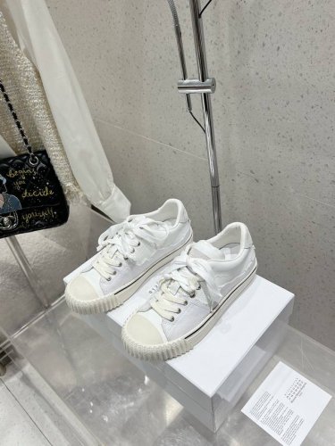 MaisonMargiela MM6 马吉拉 破旧风德训鞋 休闲运动鞋 原版购入开发 做货 鬼才设计师品牌，一个轻奢品牌 这一款德国训练鞋延续了经典的T形真皮拼
