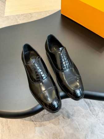 元louis Vuitton Lv 男士经典牛津鞋男士商务正装皮鞋，原版开模，1比1复刻，专为贵族打造 全鞋采用进口意大利牛皮材料，精挑细选，毛孔细腻，富有光泽 - 点击图像关闭
