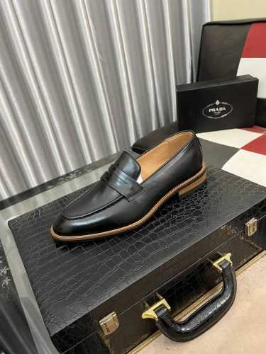 PRADA 普拉达1:1新款商务皮鞋。2024专柜同步发售，意大利进口原版进口胎牛皮。内里猪里，鞋面采用拉线设计，独家成型超轻橡胶大底，超级舒适，实物拍摄实物