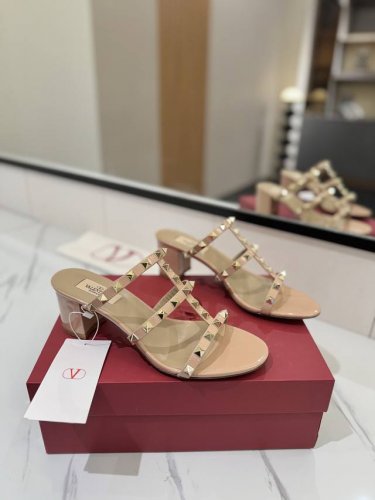 出厂价： Valentino 华伦天奴铆钉 VT经典6.0cm 粗跟凉拖鞋，顶级复刻！侧身弧线完美，原版开模定制不生锈铆钉 特别有质感的五金衬托出满满的高级感，
