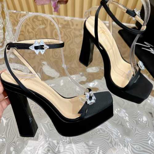 独家重磅推出首发Giuseppe Zanotti 24ss新品高跟鞋防水台果然很懂女人心 GZ斩男又斩女的高跟鞋 爱了 不愧是最懂女人的品牌 上新即售空 尤其是