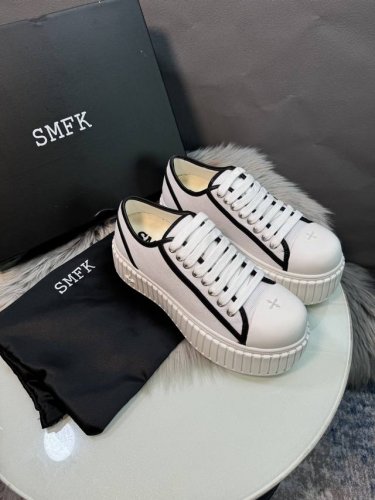 橙子出厂价p smfk 国潮十字花厚底饼干鞋 休闲鞋 小白鞋 帆布鞋 买手店一鞋难求 超多明星网红种草 鞋面采用进口牛皮拼海绵网布透气舒适 内里羊皮上脚非常舒适