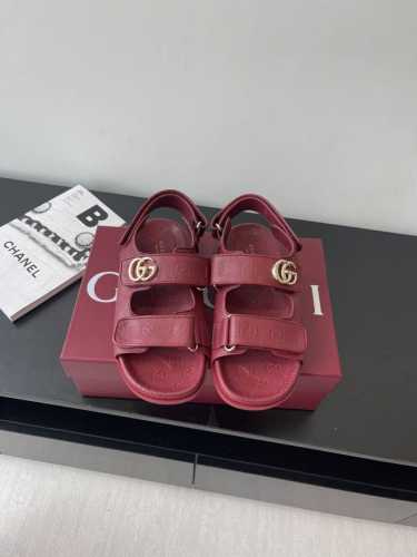 Gucci 25Ss夏季新品女士压花Gg凉鞋 这款凉鞋以Gg皮革匠心打造 缀饰一眼可辨的双G标识 配以浅金色调配件 为整个设计注入一抹精致优雅气息 原版定制牛皮