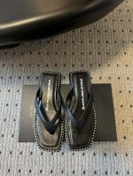 代购级Alexande* Wang 大王 25ss 春夏最新款人字拖个性御姐风 超有质感 爱了爱了 该款设计简约上脚时尚舒服 夏季不可缺少的一款大王呈现焕然一新