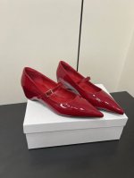 小众khaite25春夏新款复古坡跟一字带玛丽珍尖头单鞋！极简前卫、锋利和无畏的设计，让Khaite近年响亮时尚界。短短几年间已经成为最受欢迎的服装品牌之一。它