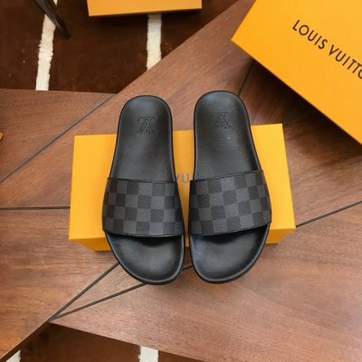 louis Vuitton 路易威登 春夏 男士人字拖 作为时尚界的活跃一族 Lv以大胆创新为本色 为中国时尚潮男打造出这款休闲商务风格 干净利落 时尚大方透气