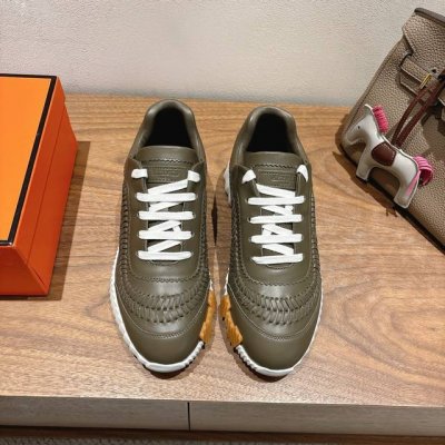 实价： Herme S Ss25 New Arrival～ 专柜大热情侣款，H家配货首选鞋履！ 是爱马仕经典款 每一季都会出很多颜色 绝对是最值得买的配货之一