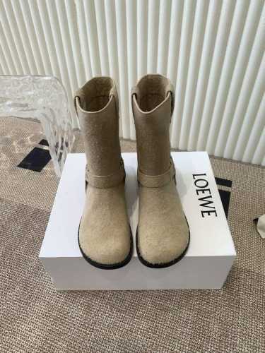 Loewe 罗意威 24Ss 秋冬新款 方跟厚底女靴套脚一脚蹬弹力靴牛皮平底时装靴短靴 简约大气时髦 耐看不过时 是时尚圈永不退潮的经典所在 复古的英伦风格 让