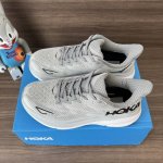 顶级Hoka One One Clifton 9 灰色 克里夫顿系列 鞋面:采用轻盈透气的针织网面和纱线，增强鞋面的强度和支撑性能 搭配柔软的鞋舌 让双脚在舒适
