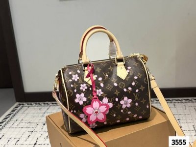 Lv Speedy 村上隆樱花系列 枕头包 这款Retiro 手袋以标志性的Lv老花面料制成，搭配奢华的变色牛皮饰边，经典永恒。优雅低调的外形设计和宽敞的包 全