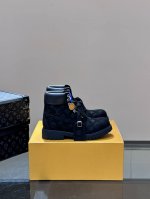 L*x Timberland 添柏岚 联名款 老花 大黄靴 及踝靴 短靴，L*x Timberland 及踝靴取材 Monogram 压纹防水正绒面牛皮革，依托