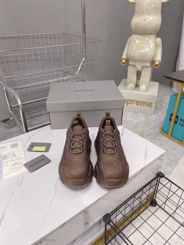 出厂480 性价比版本 巴黎 Sneaker 一代满钻 施华洛世奇系列 鞋面鞋身全部用满钻覆盖 整体呈现奢华感觉 鞋型汲取了Balenciaga Track和B