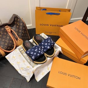 出厂 Lv 情侣款 专柜主打最新款压花拖鞋硬货上新 代购级别！高级感十足！国内外博主刷爆的一款，复古又时髦 上脚美炸了！官网主推款 鞋面：高定制丝光布压花 内里