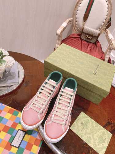 女款 蜗牛上新 Arrival Gucci tennis 1977 经典系列帆布鞋 火爆推荐款，G+1977×Disney 合系作列 GG帆布成制融品入牌元素