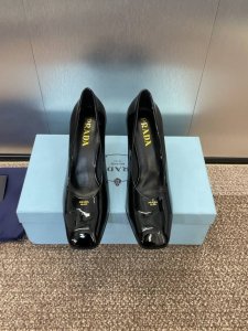 工厂价 PRADA 2025春夏新款方头高跟女鞋 普拉达粗跟果冻色时尚百搭单鞋 材质:鞋面进口牛漆皮+水染羊皮内里+意大利注塑真皮大底跟高：8.5CMSize：