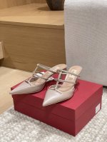 工厂p价p 顶级版本 代购品质 原版开发 Valention 华伦天奴穆勒拖鞋 V家小铆钉尖头高跟凉拖鞋 Vt专柜最新Vlogo系列 重工打造经典高跟鞋 顶级版