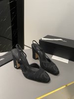 代购级 高跟版面 Chanel 经典Slingback后空凉鞋 前几年一直在做这个款 今年我们还是重新购版，再次精细Copy。 发现新版面的鞋面线条和形体舒适度
