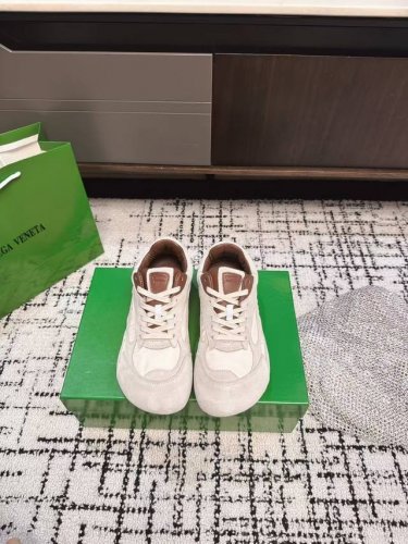 代购级 Bottega Veneta Bv葆蝶家 25Ss新款 阿甘鞋 德训运动鞋 Sneaker科技尼龙和绒面打造，灵感来自复古球鞋，全新演绎经典运动鞋，轻便
